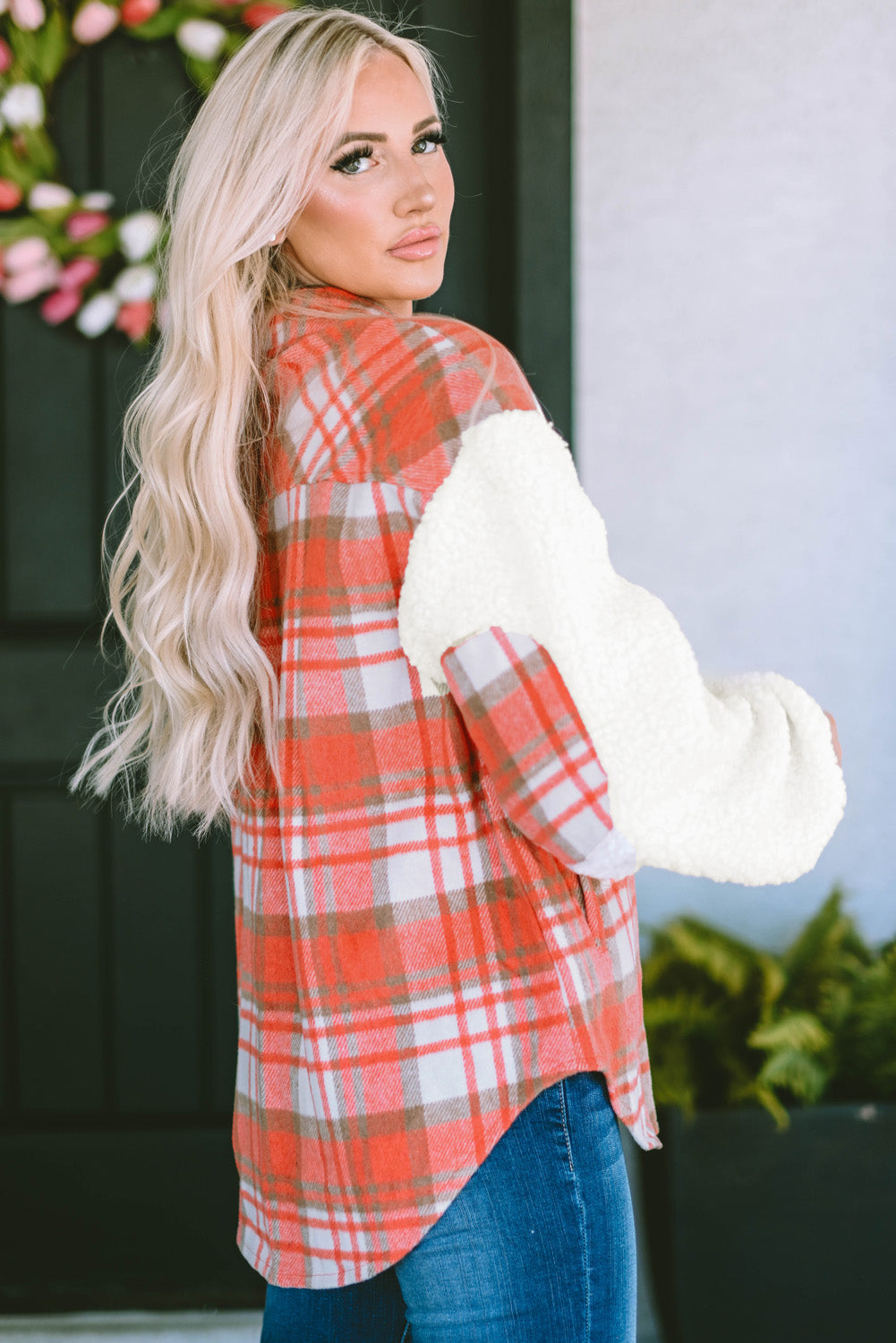 Chaqueta con estampado de cuadros y mangas de sherpa roja