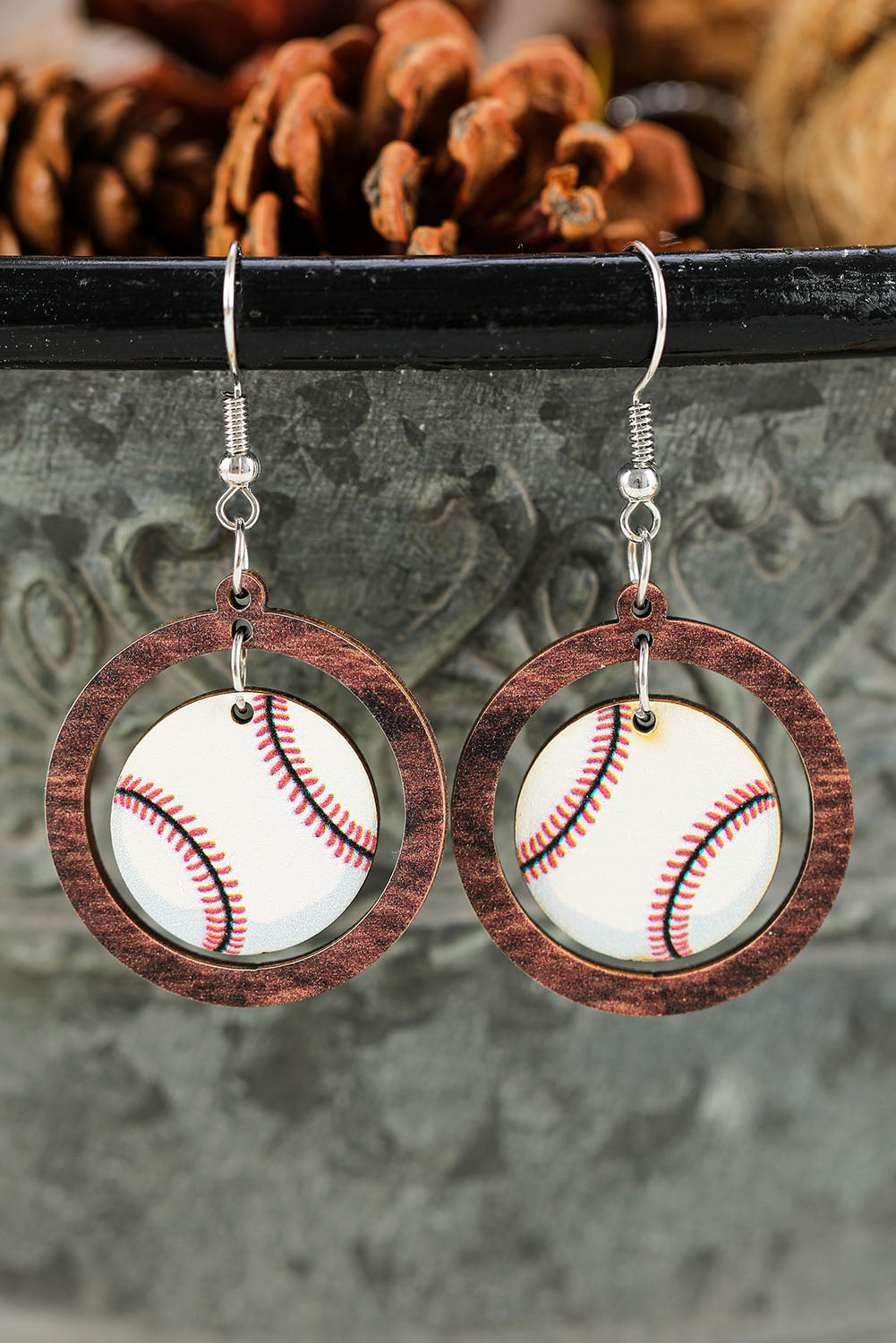 Pendientes colgantes redondos de madera con diseño de béisbol blanco 