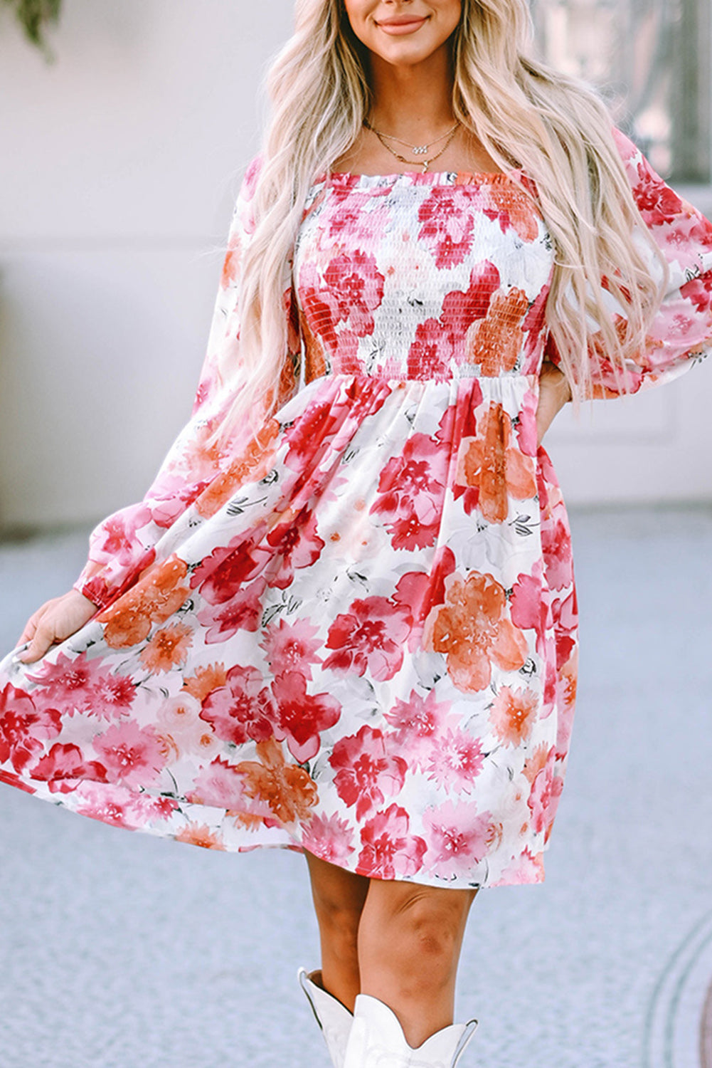 Vestido corto fruncido con mangas abullonadas y estampado floral blanco