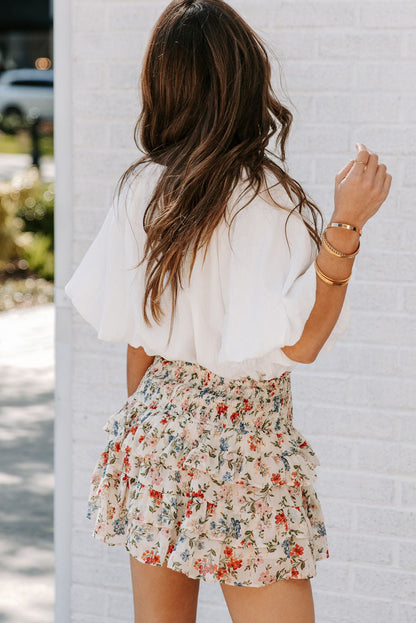 Falda con volantes, cintura alta y fruncido en beige con flores en capas