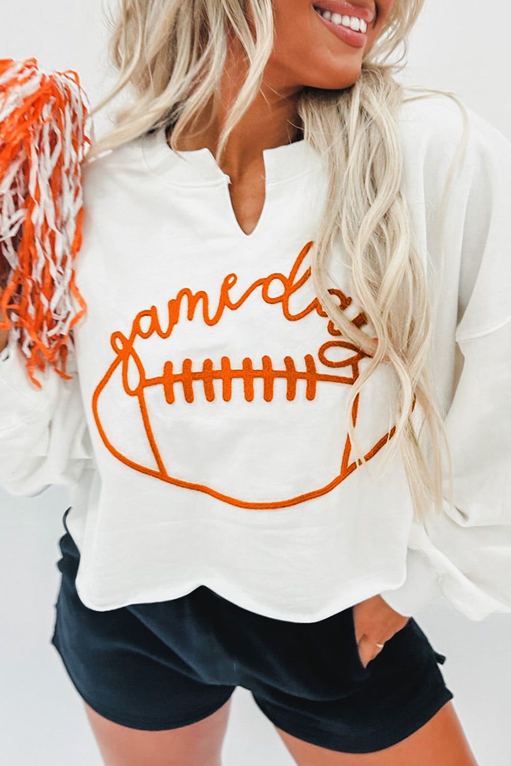 Sudadera con cuello con muescas y letras del día del juego en blanco brillante 