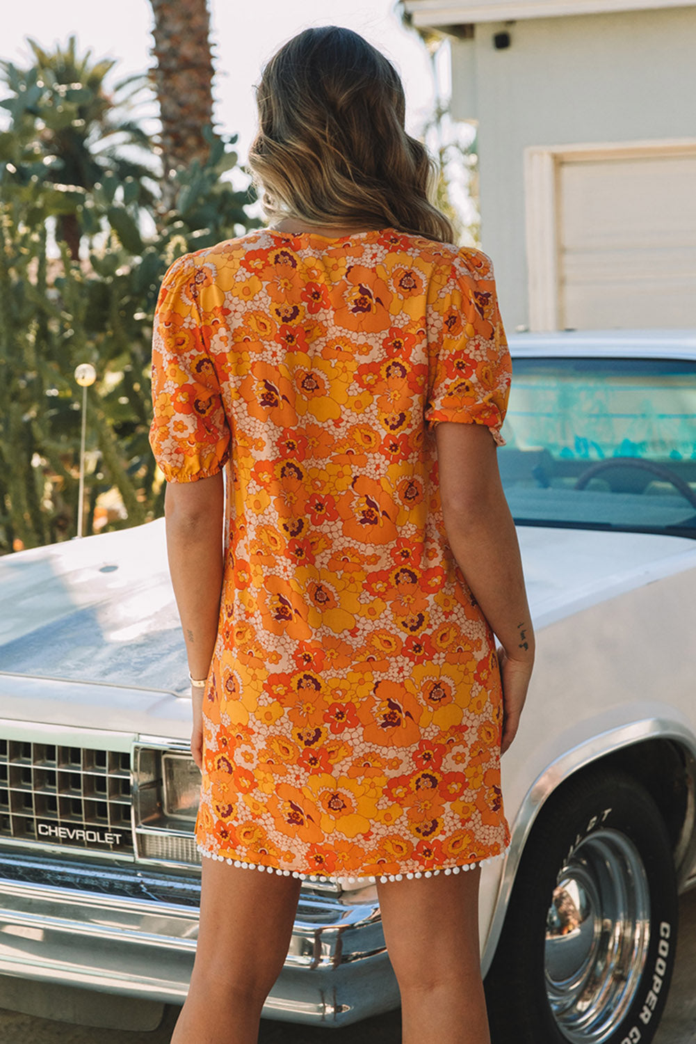 Vestido amarillo con mangas abullonadas y estampado floral con ribete de pompones