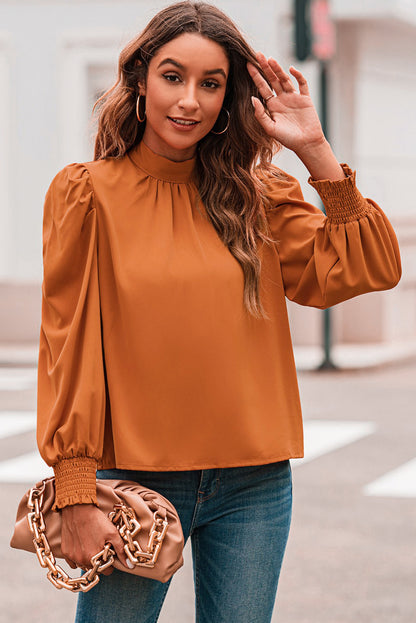 Blusa de gasa con cuello alto y mangas largas abullonadas de color naranja