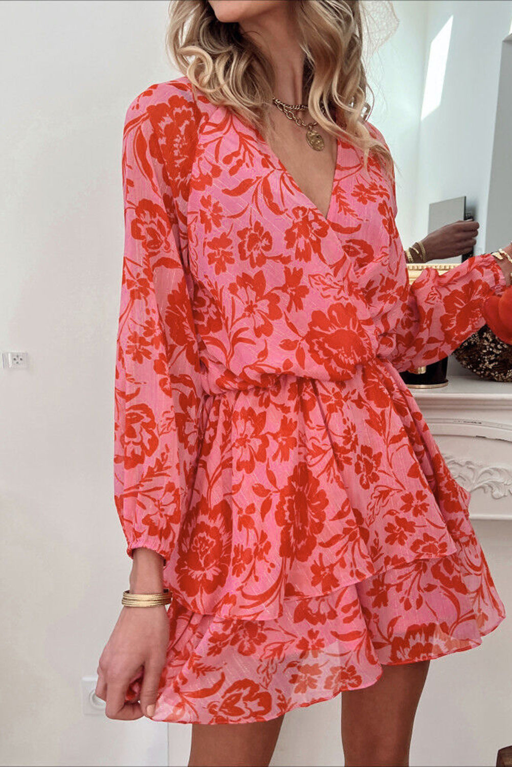 Vestido cruzado con mangas abullonadas y volantes con estampado floral rojo