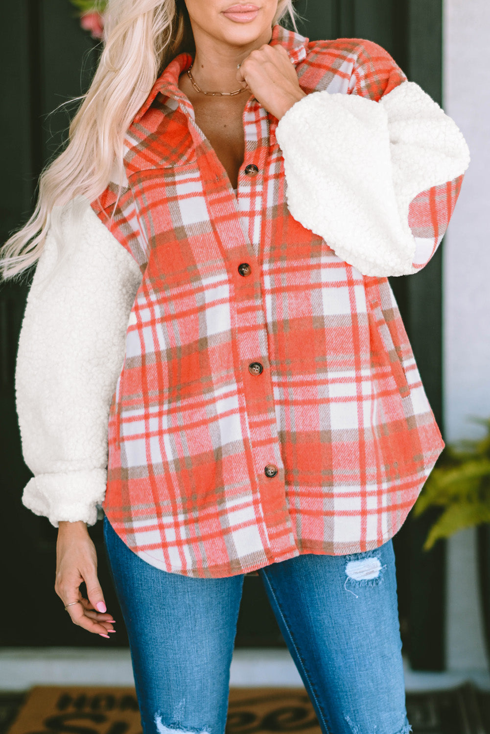 Chaqueta con estampado de cuadros y mangas de sherpa roja