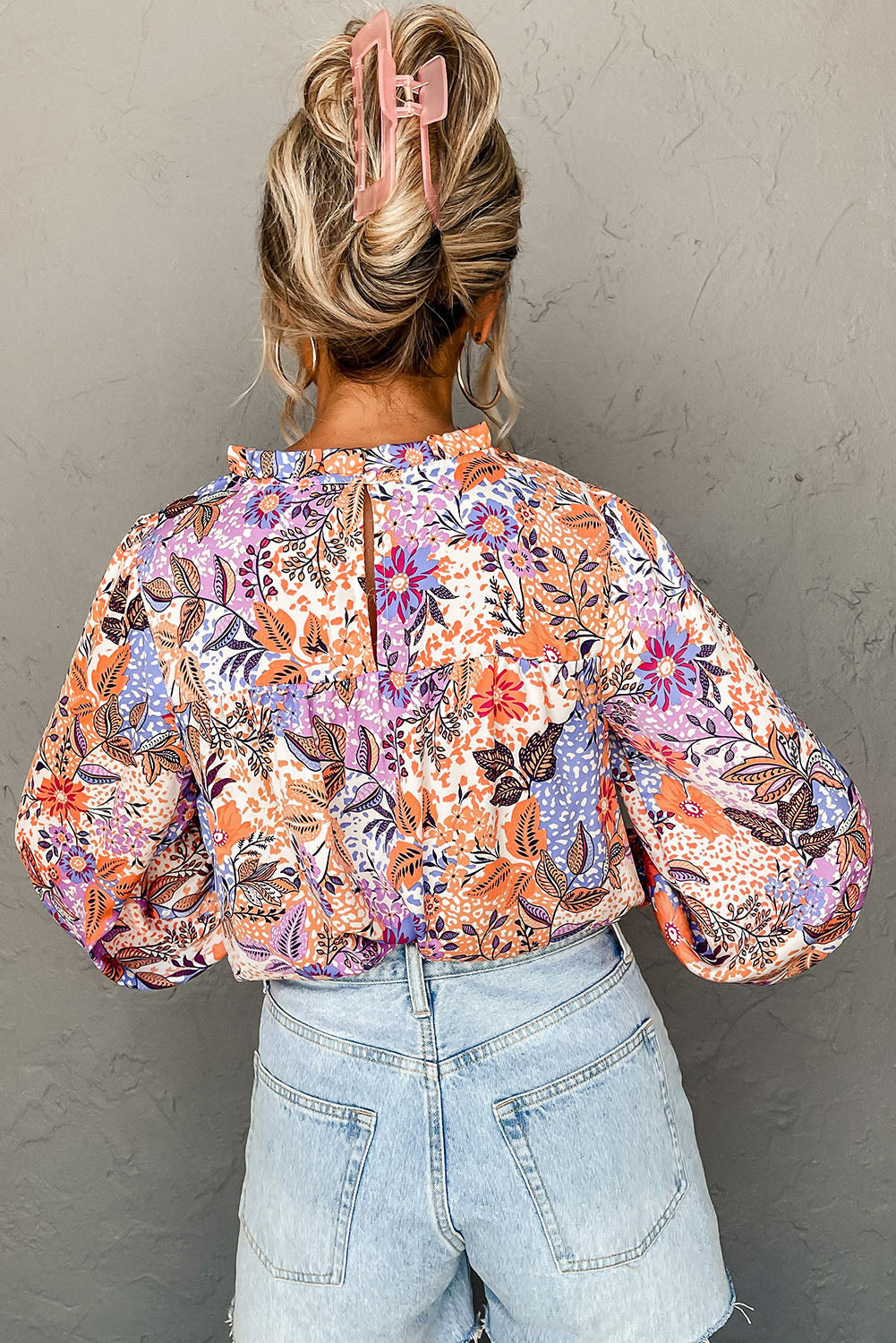 Blusa floral con mangas de obispo