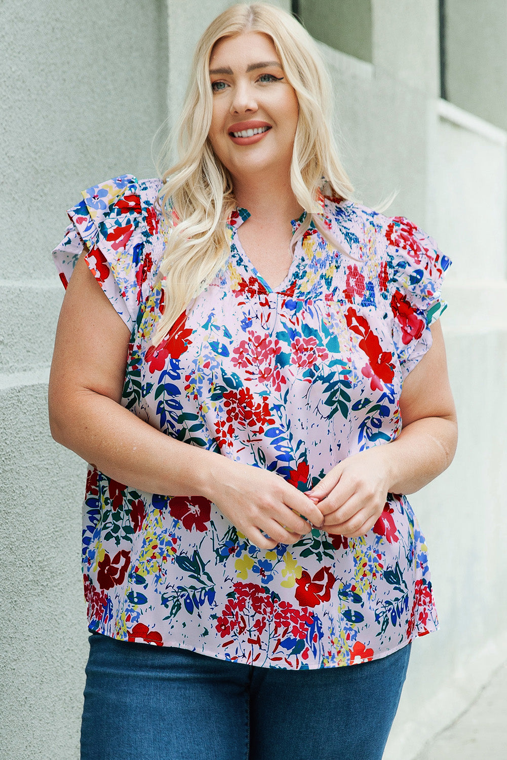 Blusa con escote en V, mangas cortas y volantes con estampado floral en color rojo