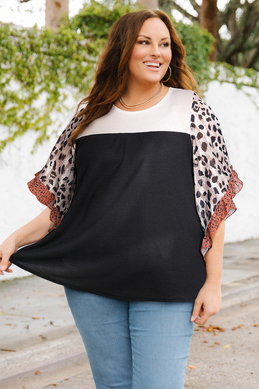 Blusa de punto gofre color caqui con estampado animal y mangas con volantes en talla grande