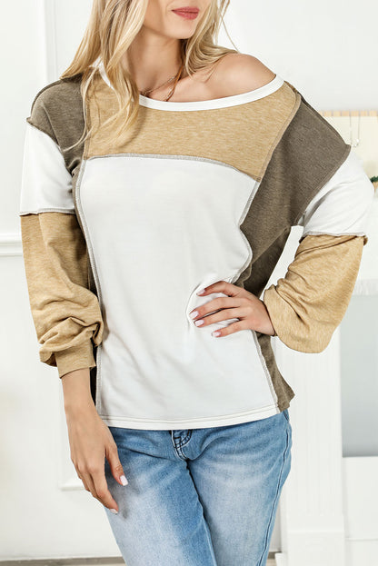 Blusa de patchwork con bloques de color y costuras expuestas en gris medio