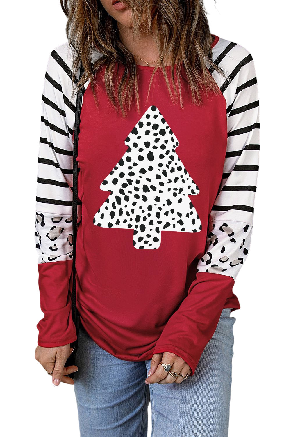 Top de manga larga con bloques de color a rayas y diseño de árbol de Navidad con estampado de leopardo rojo