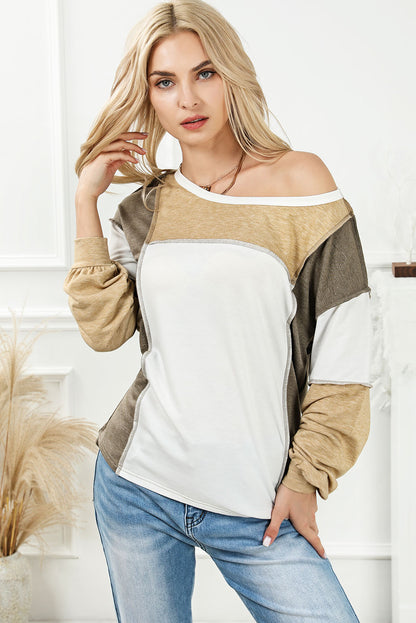 Blusa de patchwork con bloques de color y costuras expuestas en gris medio