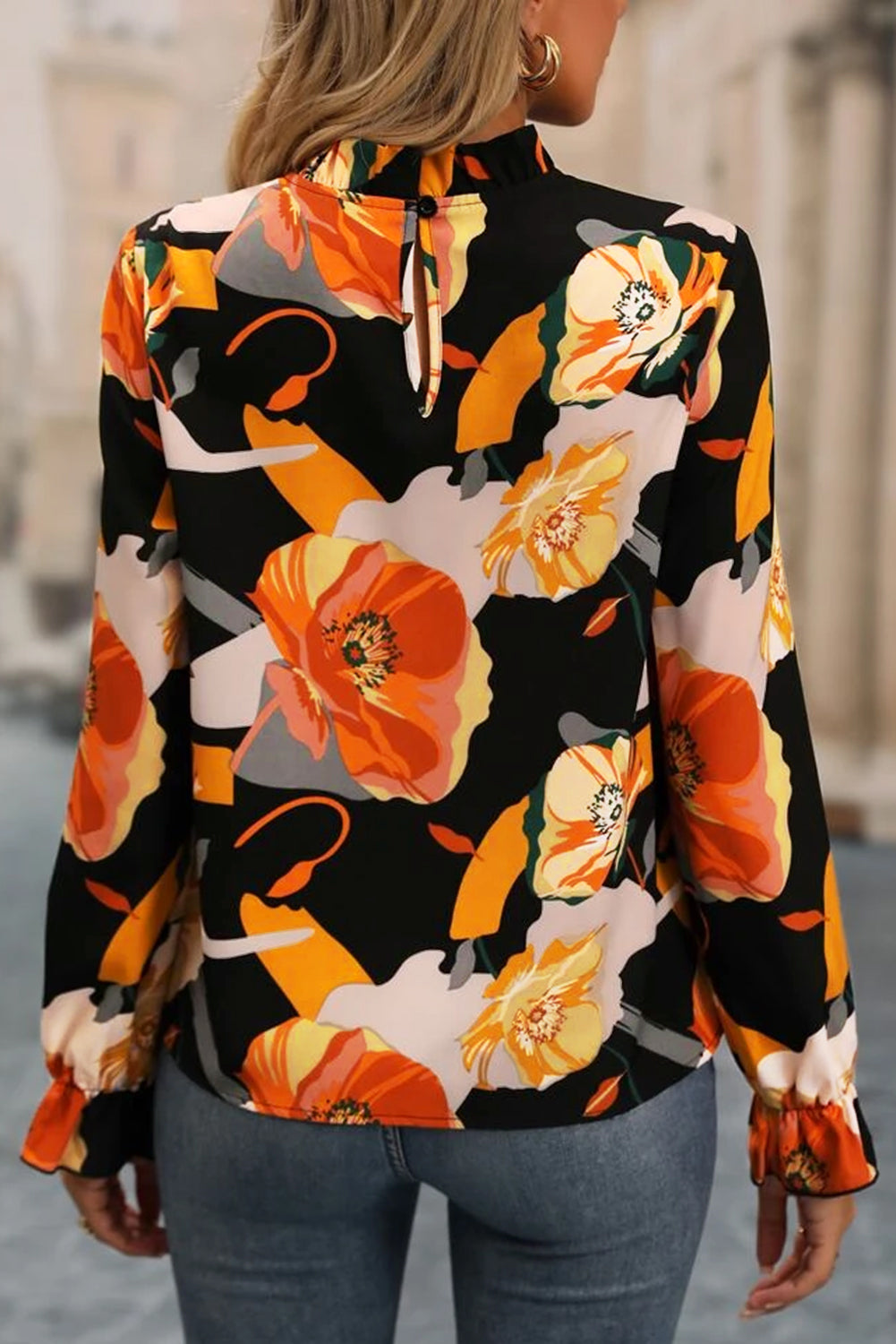 Blusa de cuello alto con estampado floral negro 