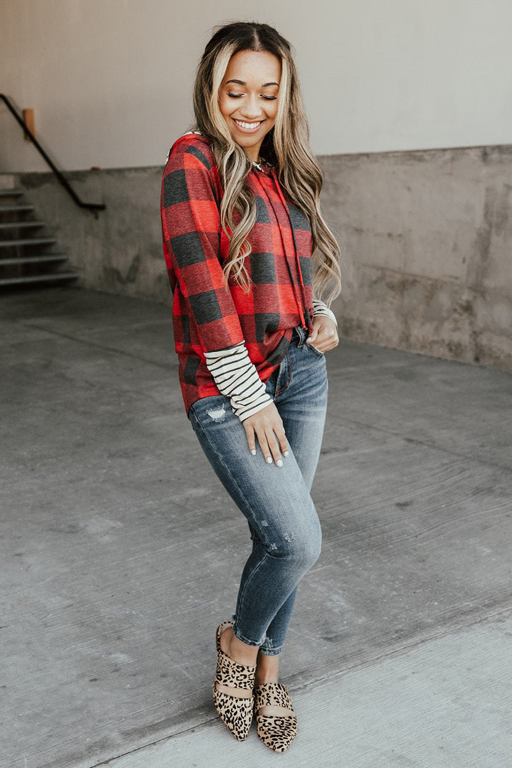 Sudadera con capucha con estampado de árbol de Navidad y estampado de leopardo y mangas con parches a cuadros rojos