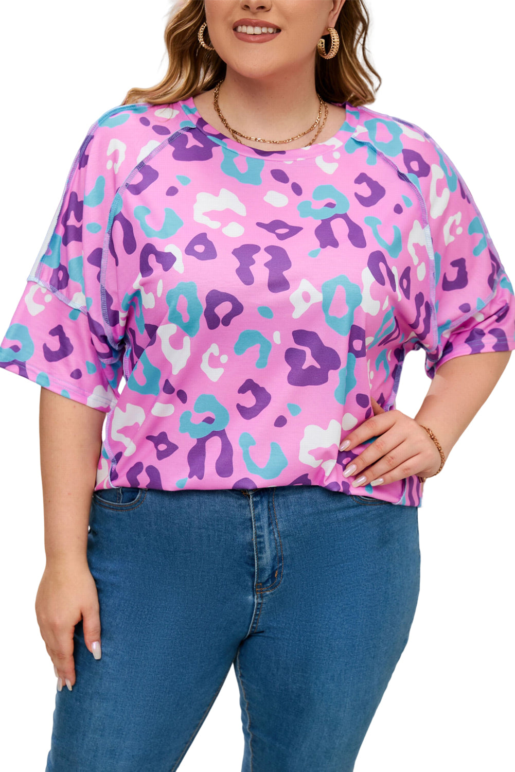 Camiseta de manga corta con estampado de leopardo y besos en rosa, talla grande