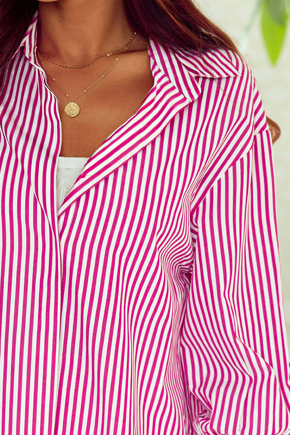 Camisa de cola larga con abertura lateral y mangas de obispo a rayas