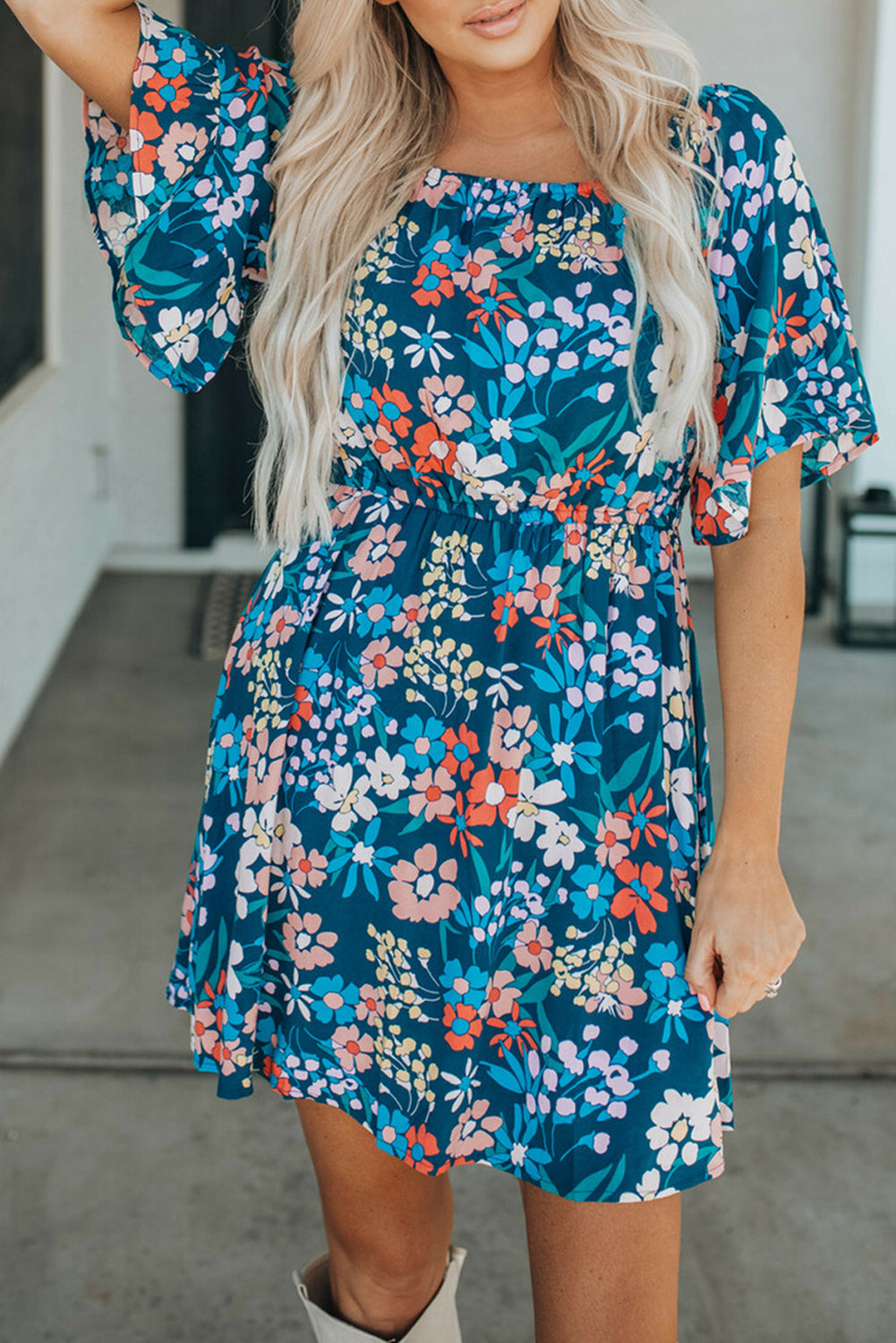 Vestido floral con volantes y escote cuadrado en color azul