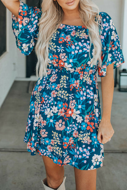 Vestido floral con volantes y escote cuadrado en color azul