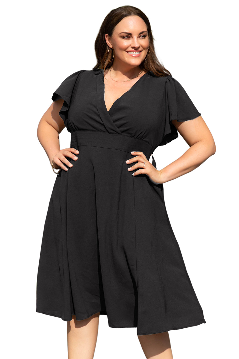 Vestido midi negro de talla grande con escote en V y mangas con vuelo 