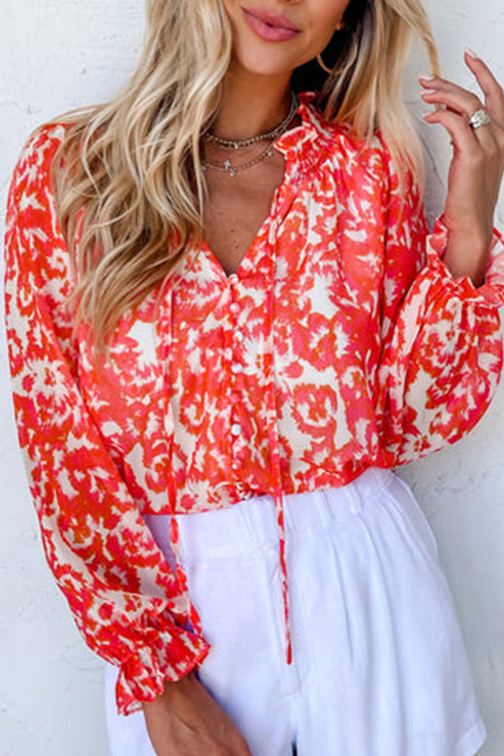 Blusa con escote en V con muescas y volantes con flores rojas