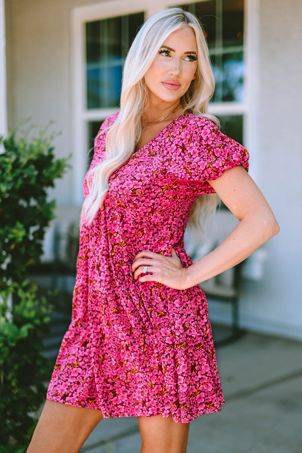 Minivestido babydoll con estampado floral y mangas abullonadas 