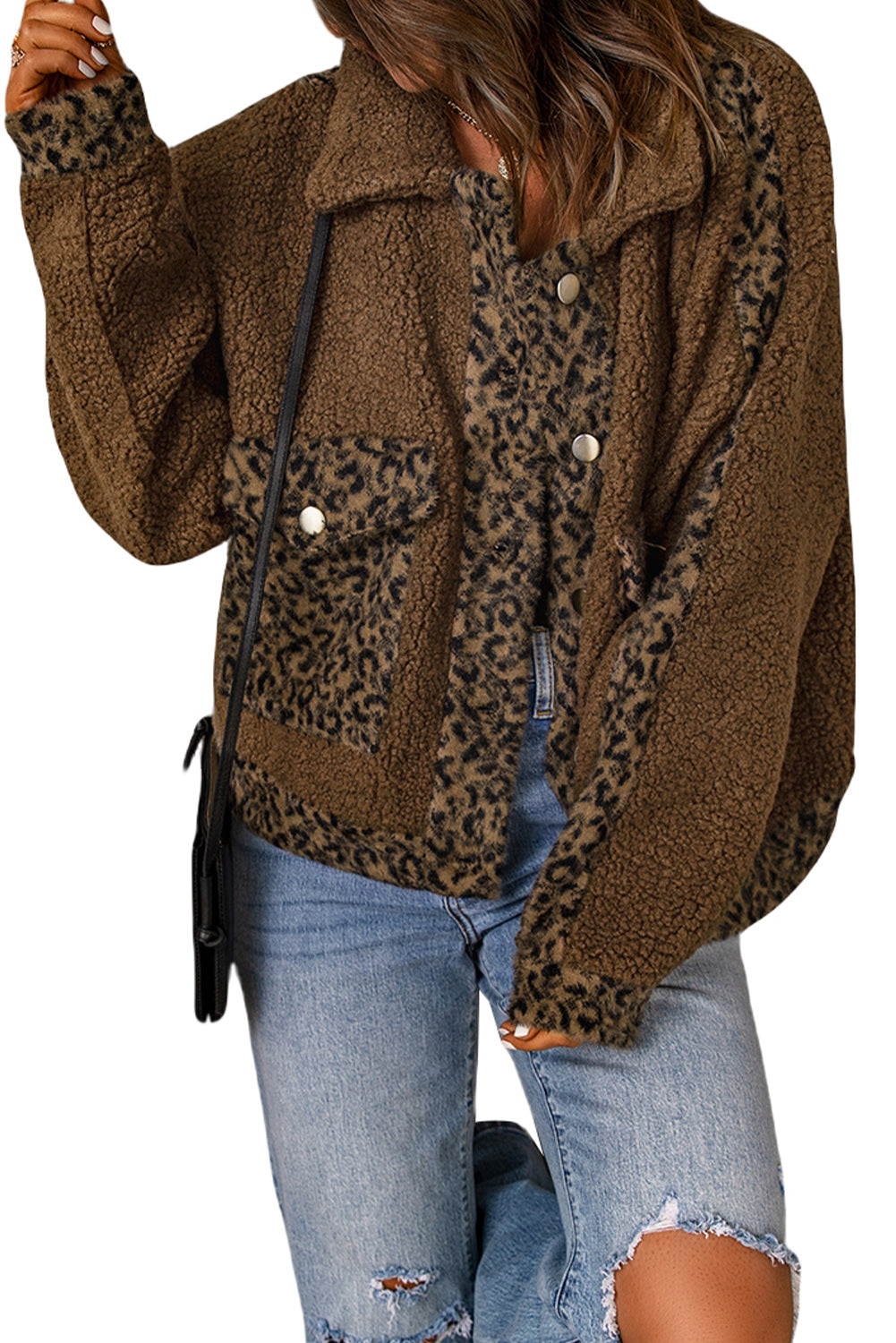 Chaqueta Sherpa con bolsillos y parches de leopardo