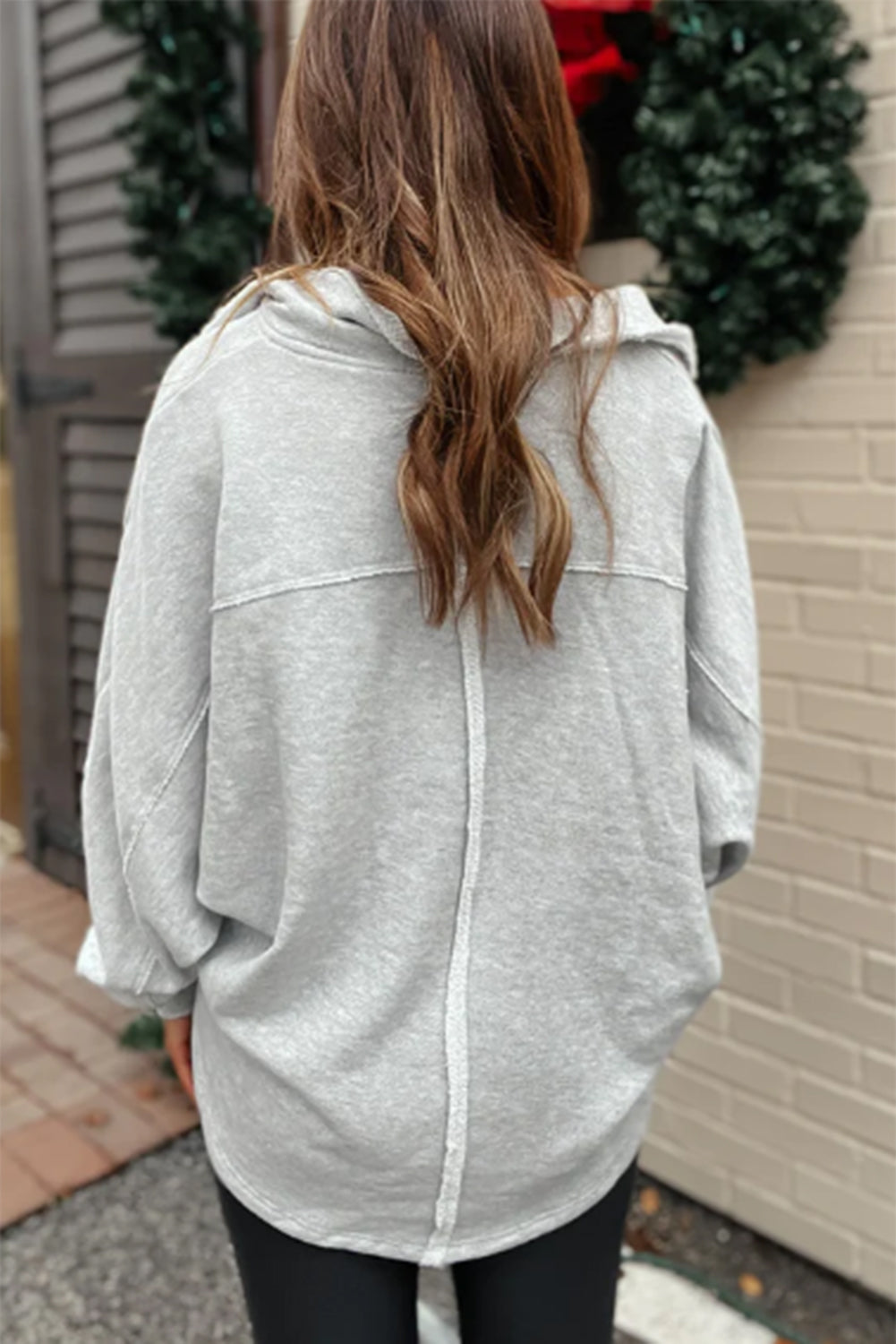 Sudadera gris con doble bolsillo en el pecho y costuras expuestas 