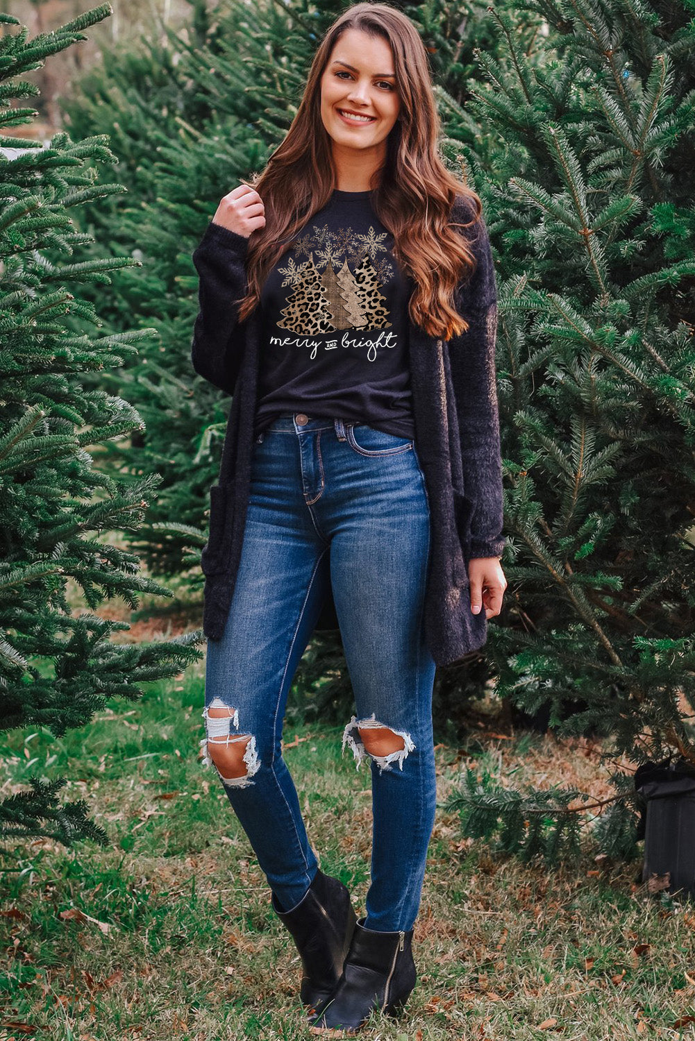 Camiseta de cuello redondo con estampado de árbol de Navidad y leopardo blanco