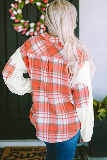 Chaqueta con estampado de cuadros y mangas de sherpa roja