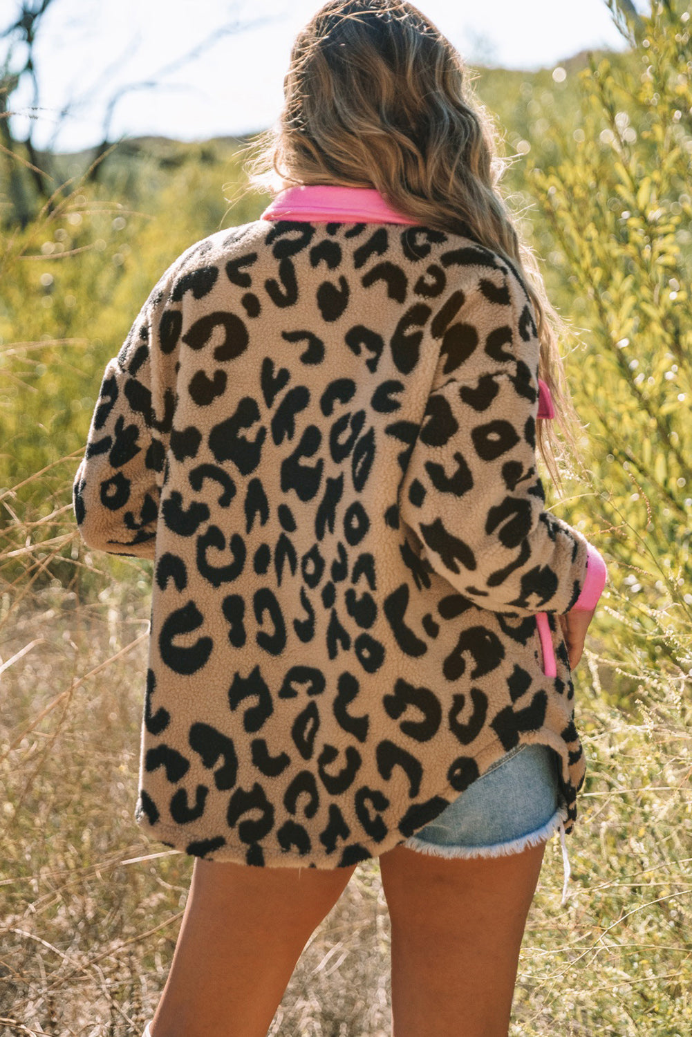 Chaqueta tipo sobretodo con estampado de leopardo y ribetes en contraste en color negro