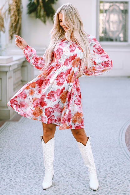 Vestido corto fruncido con mangas abullonadas y estampado floral blanco