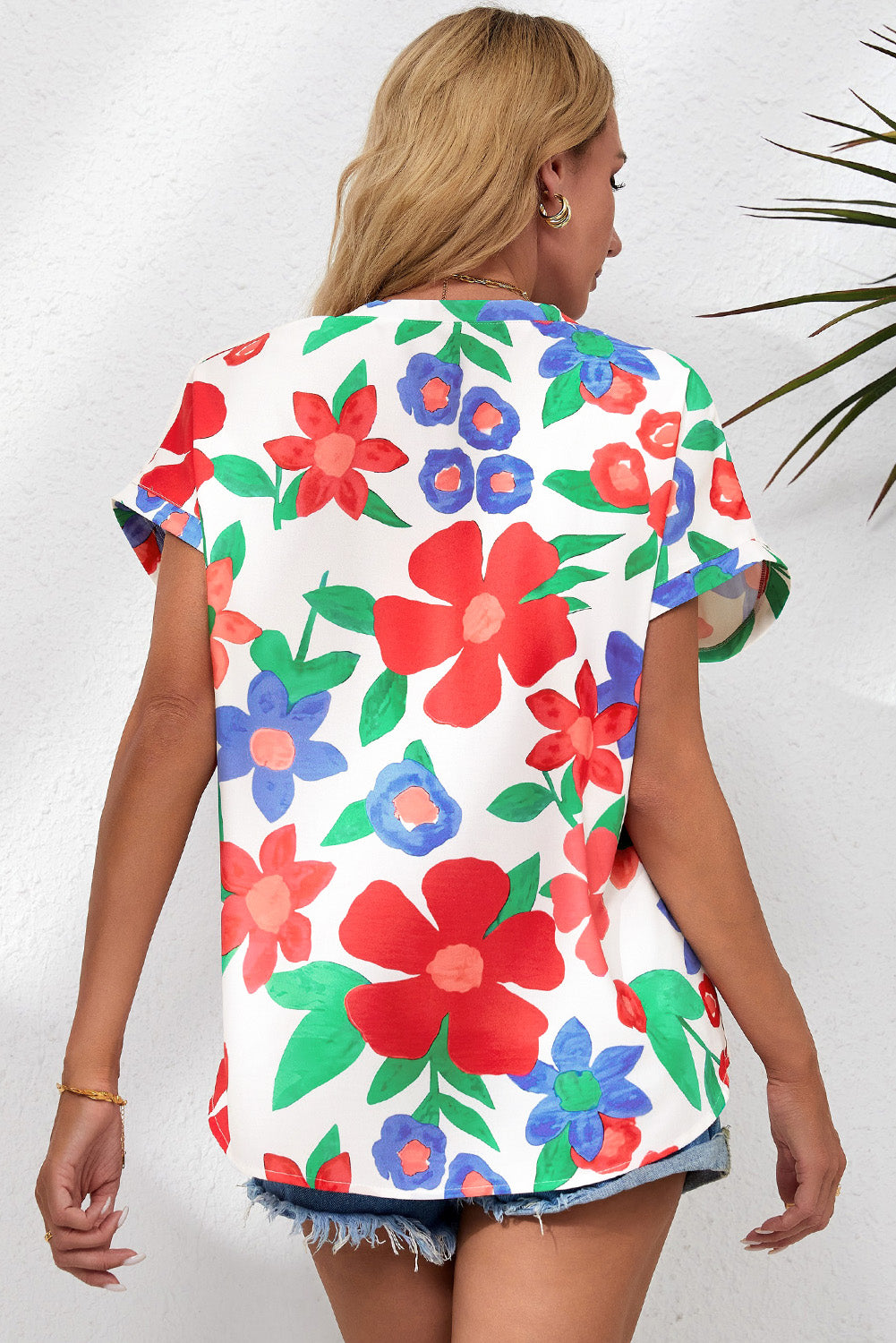 Blusa con escote en V y flores 