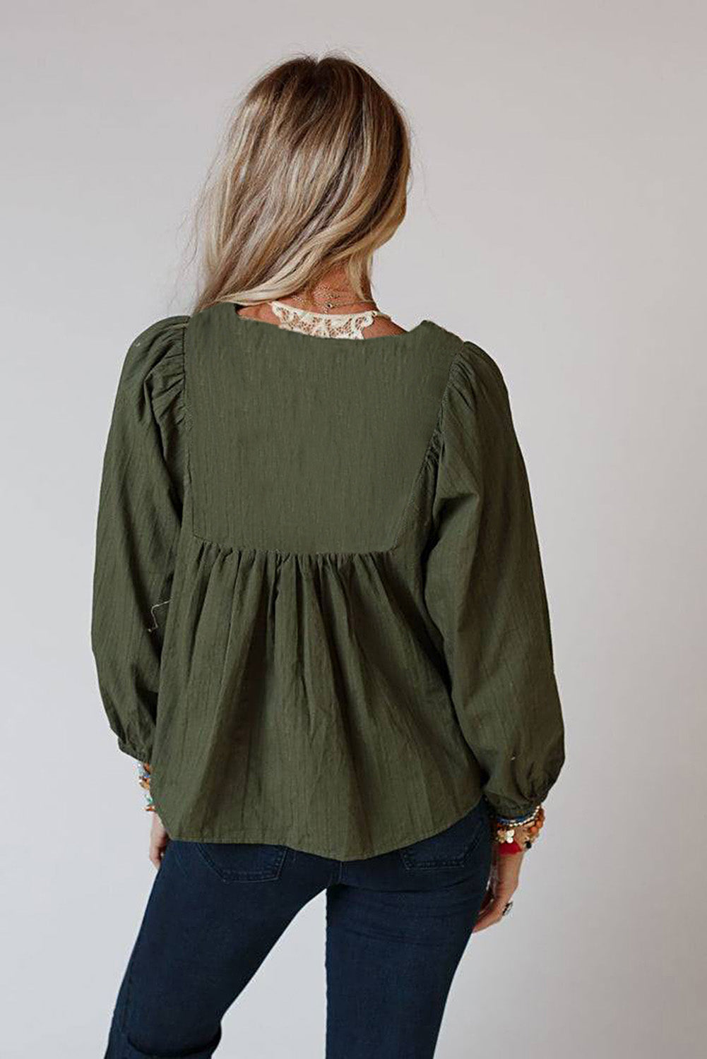 Blusa suelta plisada con cuello abierto y bordado verde