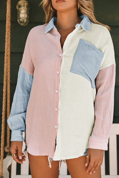 Camisa arrugada con bolsillos y diseño en bloques de color rosa 