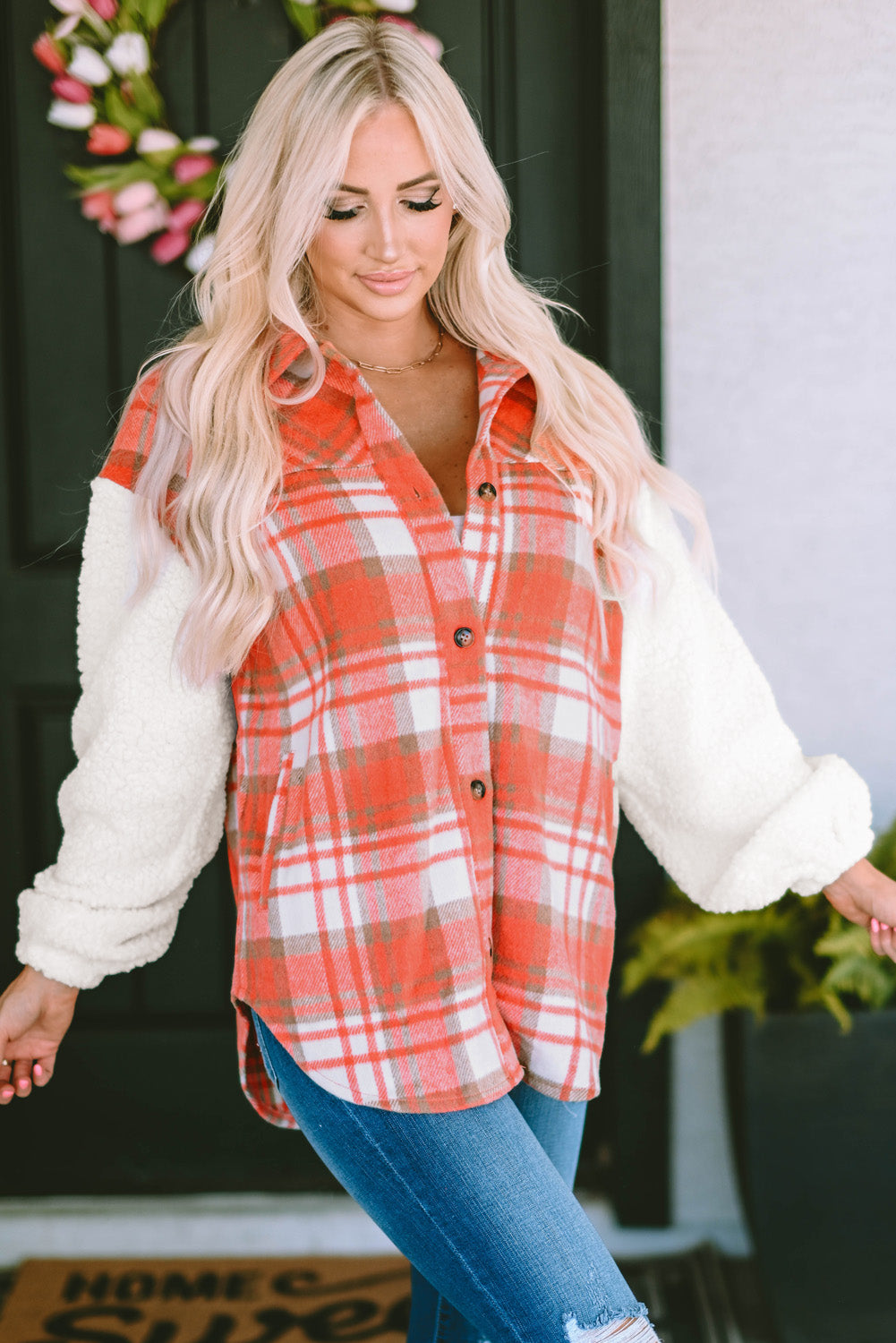 Chaqueta con estampado de cuadros y mangas de sherpa roja