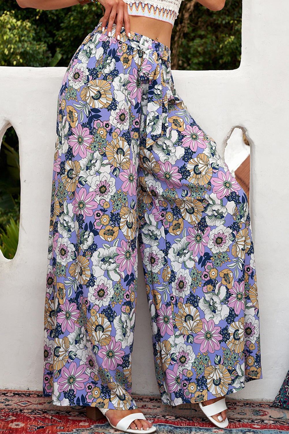 Pantalones acampanados de cintura alta con estampado floral bohemio de color morado 