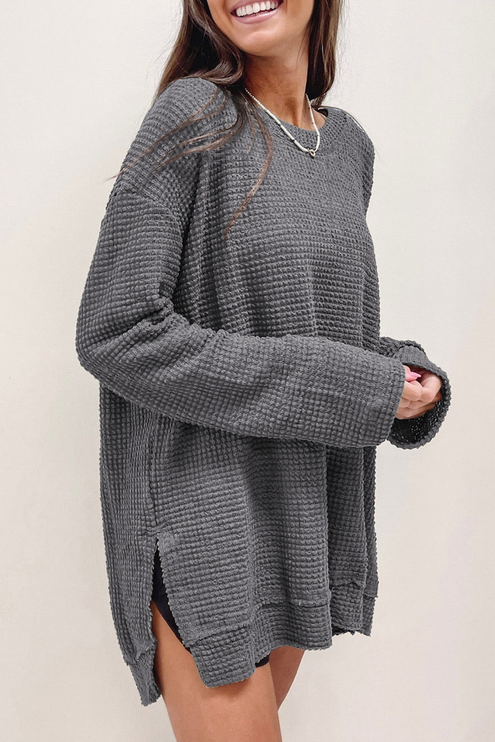 Top oversize con aberturas altas y tejido de gofre gris