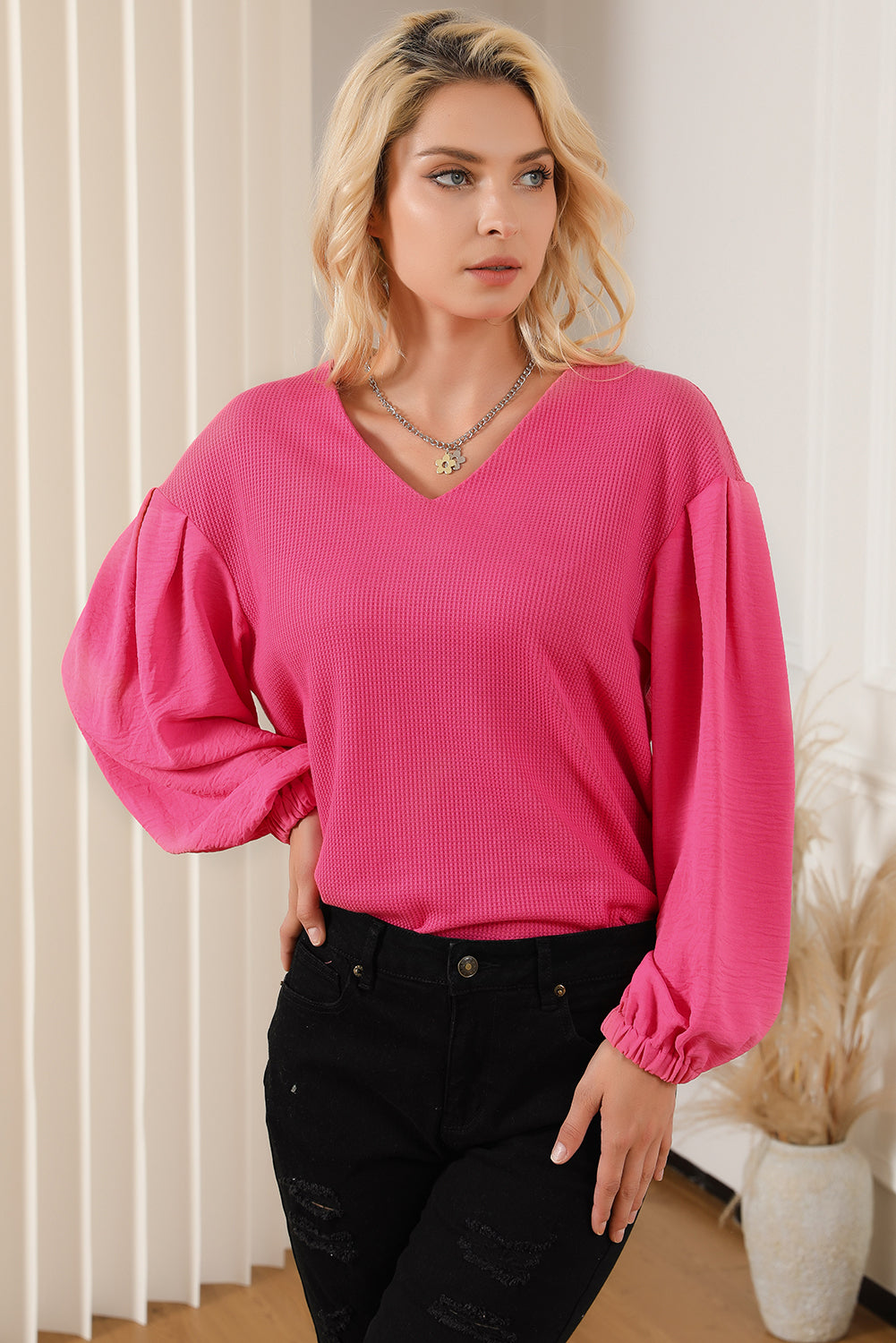 Blusa con escote en V y mangas abullonadas en punto gofre con rosas