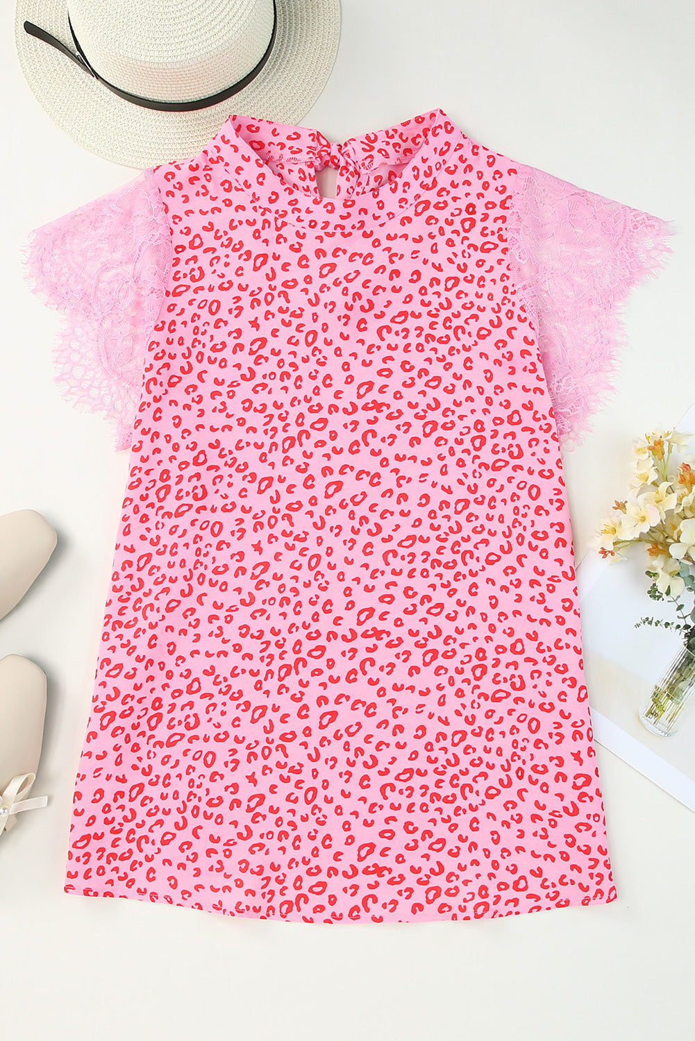 Vestido camisero con escote en V y estampado de leopardo en color rosa