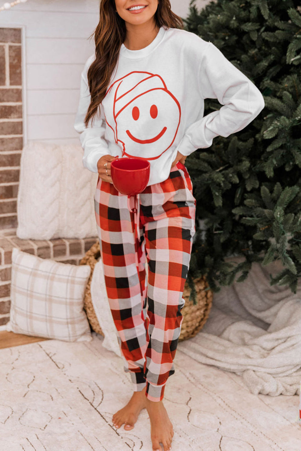 Conjunto de estar por casa con pantalón a cuadros y top con estampado de carita sonriente de Navidad blanca