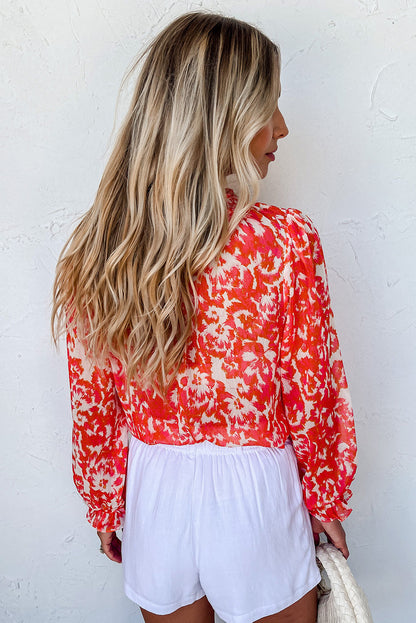 Blusa con escote en V con muescas y volantes con flores rojas