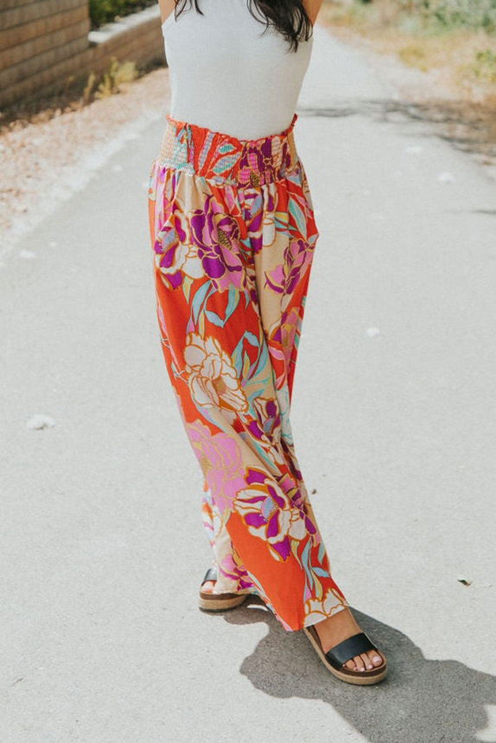 Pantalones súper holgados con cintura fruncida y estampado floral estilo boho en color avena