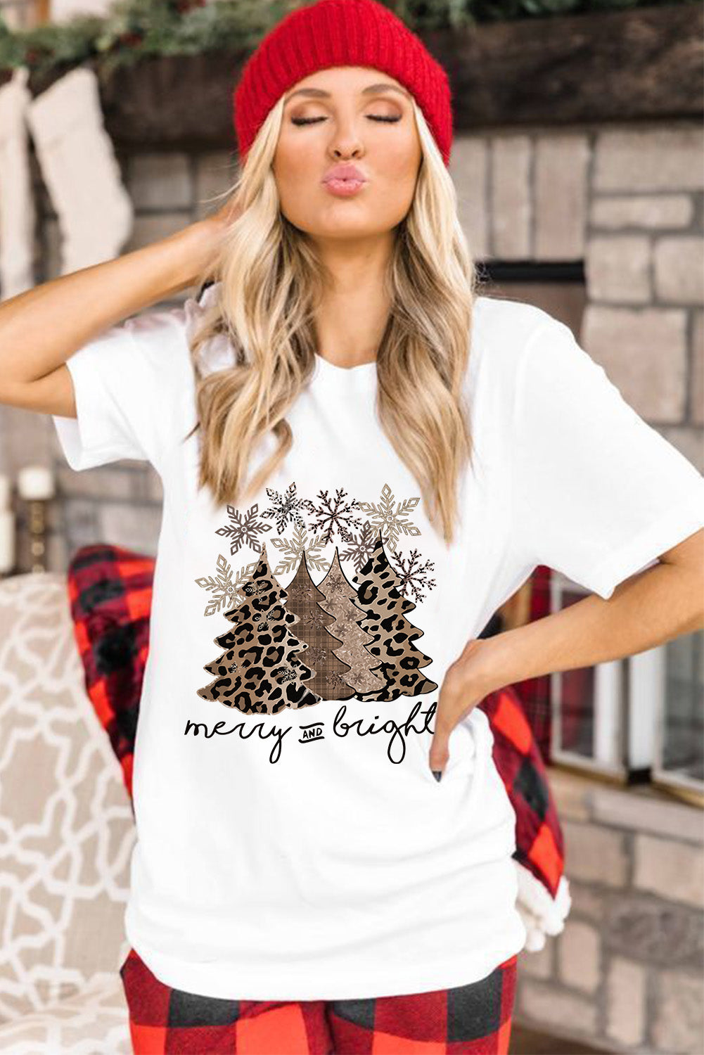 Camiseta de cuello redondo con estampado de árbol de Navidad y leopardo blanco