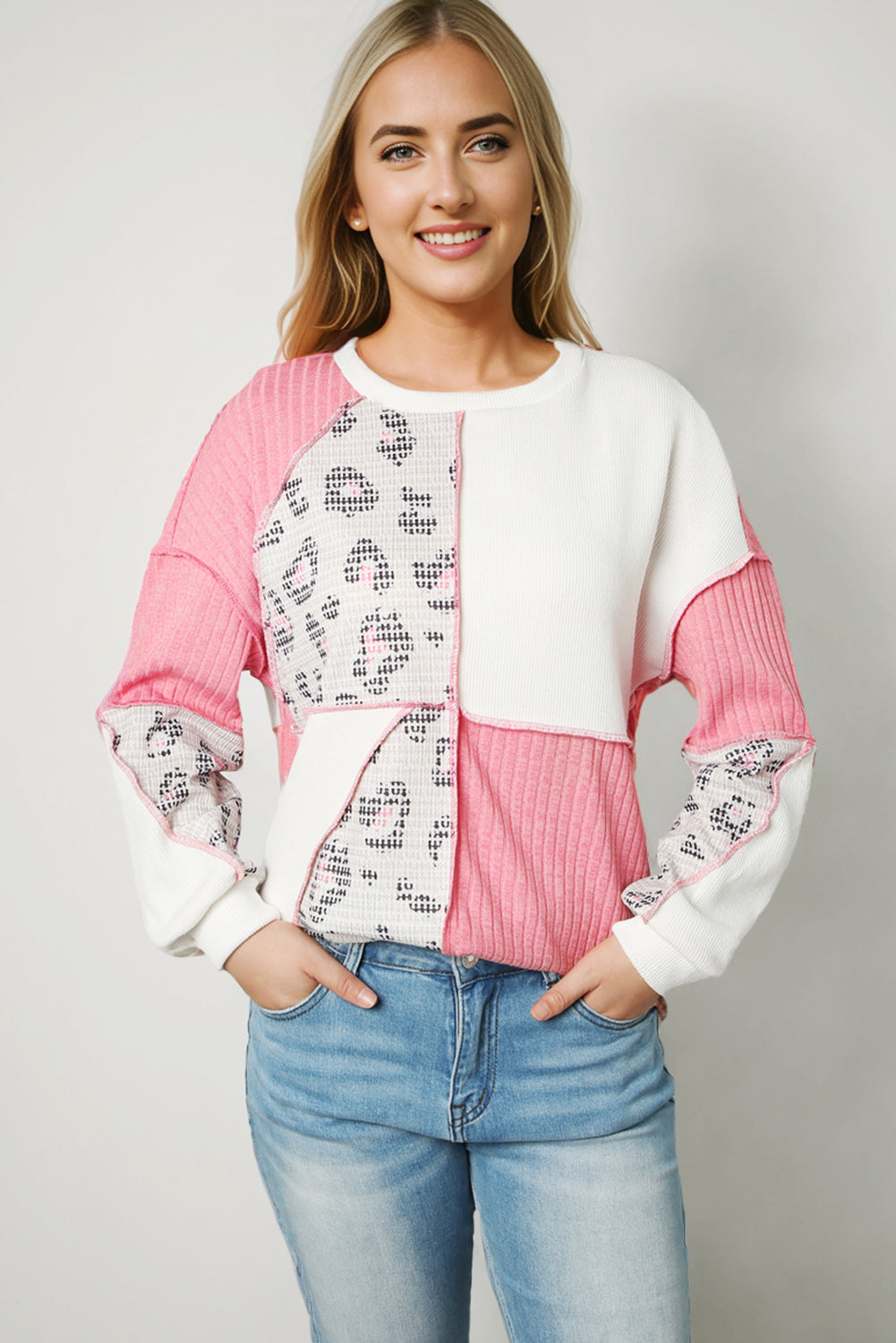 Blusa con costuras expuestas y diseño en dos tonos de leopardo rosa