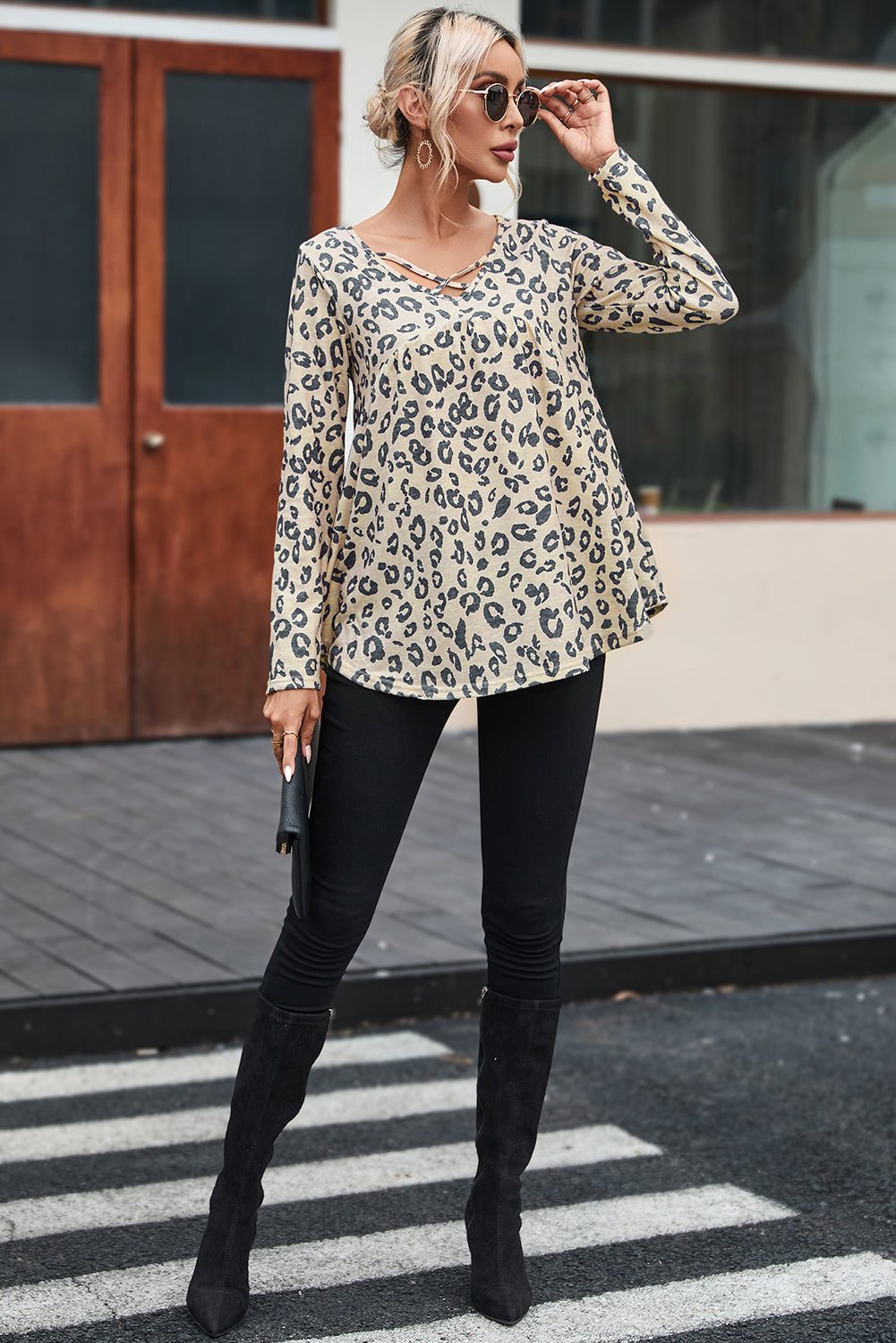 Top fluido con cuello cruzado y estampado animal de leopardo