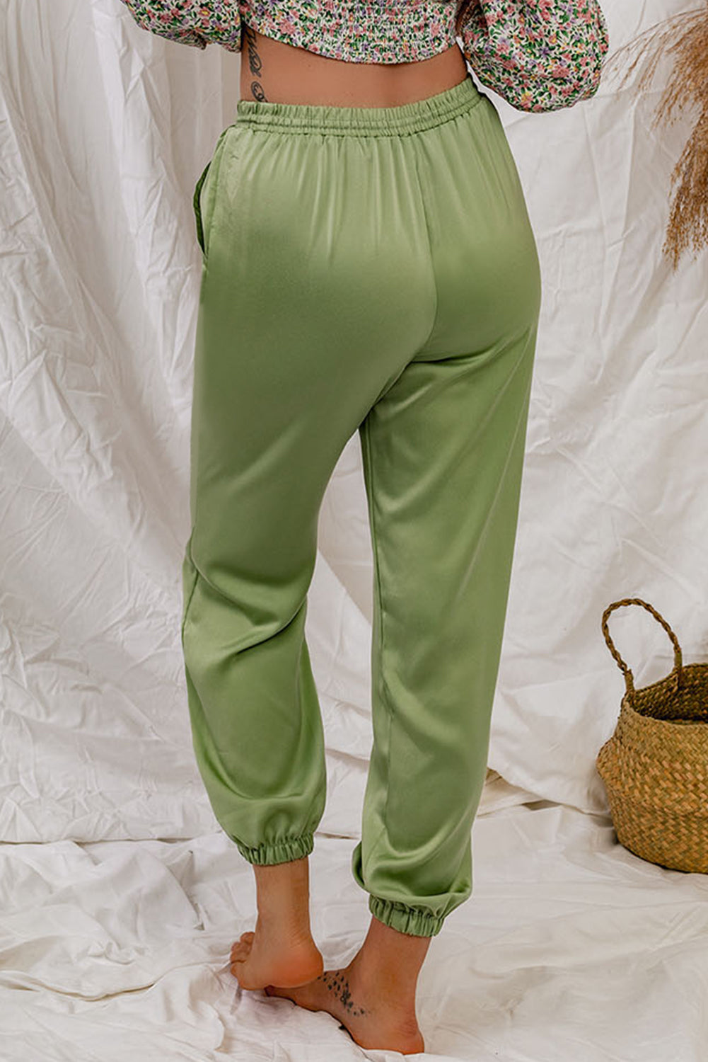 Pantalones deportivos casuales con bolsillos y cordón verde