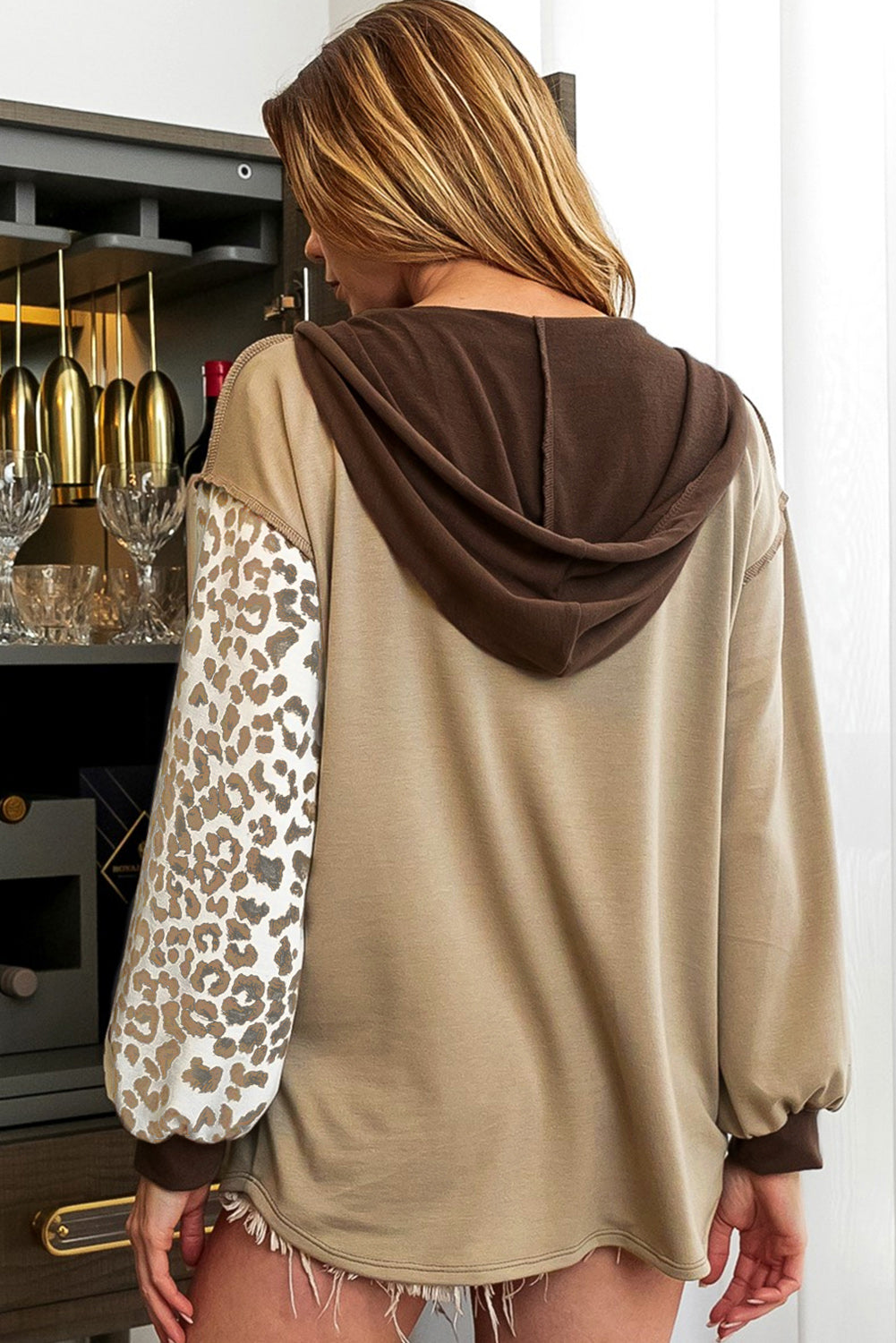 Sudadera con capucha estilo Henley y bolsillo en el pecho con bloques de color y estampado de leopardo en marrón