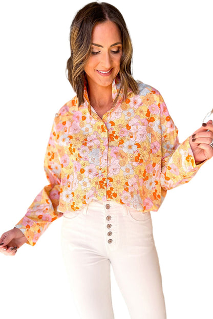 Camisa holgada con cuello vuelto y estampado floral amarillo