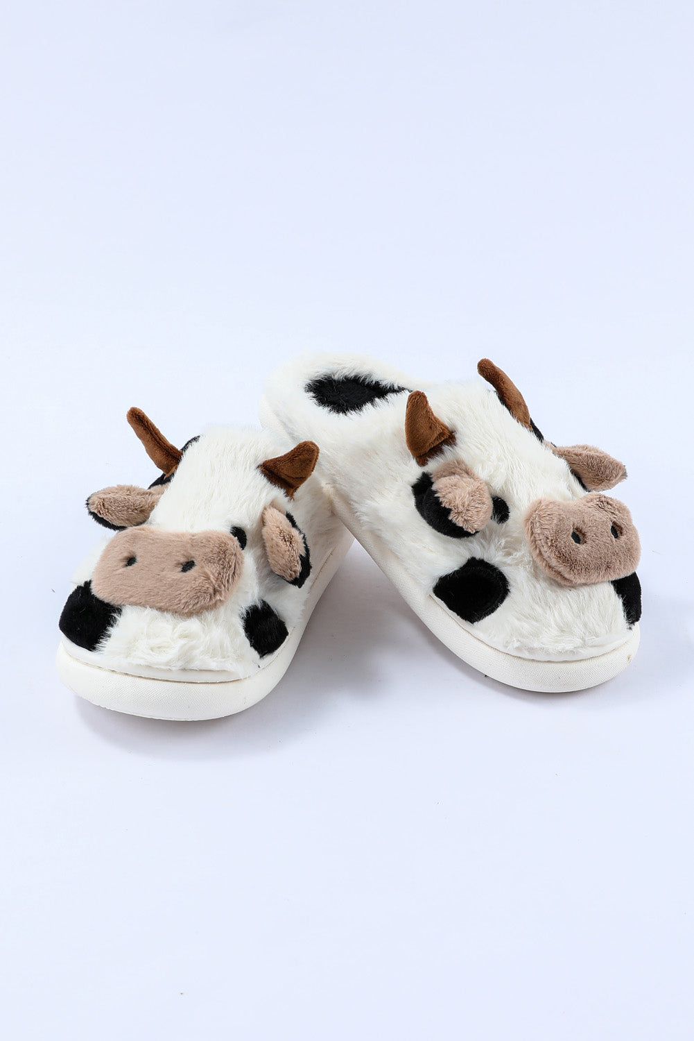 Pantuflas de punta abierta con estampado de vaca en color blanco brillante