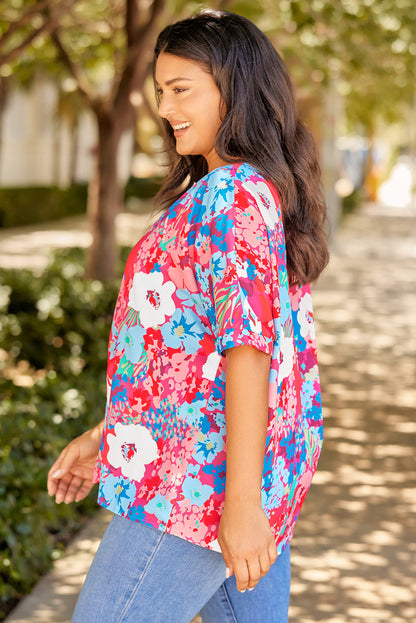 Blusa floral de talla grande con mangas dolman y escote en V en color azul cielo