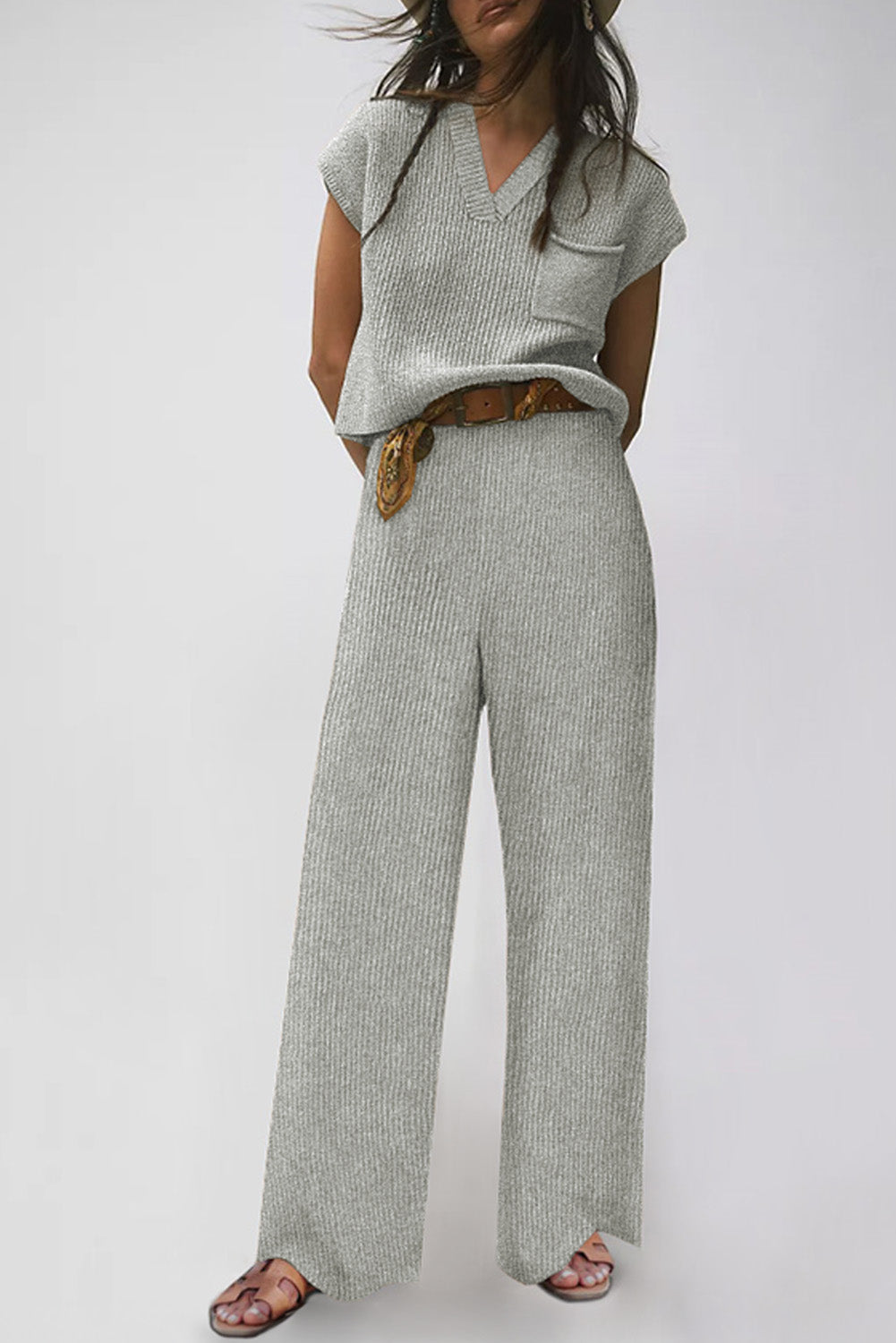 Conjunto de pantalón casual y suéter de punto gris con cuello en V